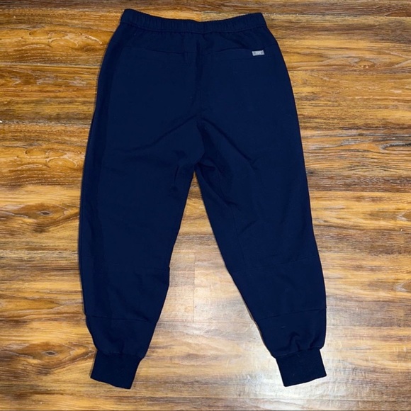 LIKE NEW Figs Women’s Scrubs Joggers Pants - Picture 2 of 4